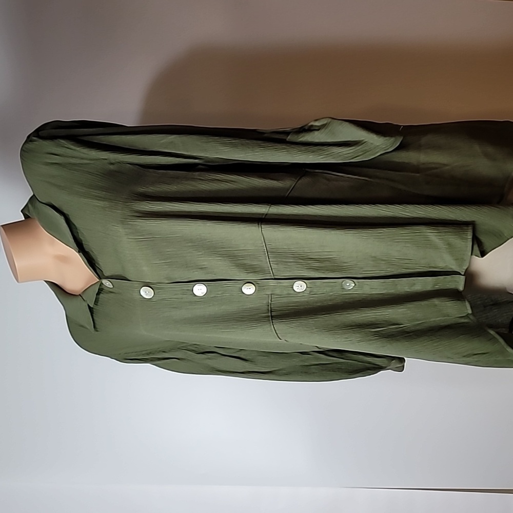 ND New Directions Green Button-up - Roll-tab sleeves V-neck -Back button design